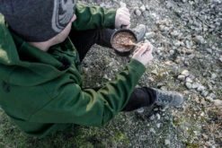 Petromax Emaille Stieltopf / 500 Ml / Schwarz -Camping-Abenteuer Petromax Emaille Stieltopf 500ml schwarz Lifestyle02