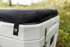 Petromax Kühlbox 25 Liter Alpenweiß - Grillfürst DEAL Inkl. Sitzkissen, Haft-Unterlage Und Einsatzkorb -Camping-Abenteuer Petromax KX25 Kuehlbox Haftunterlage Sitzkissen