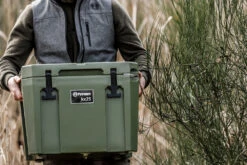 Petromax Kühlbox 25 Liter Oliv - Inkl. Sitzkissen, Haft-Unterlage Und Einsatzkorb -Camping-Abenteuer Petromax Kuehlbox kx25 oliv anwendung