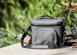 Petromax Kühltasche 8 Liter / Dunkelgrau -Camping-Abenteuer Petromax Kuehltasche 8Liter grau Lifestyle