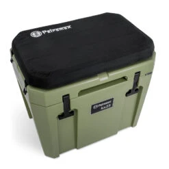 Petromax Kühlbox 25 Liter Oliv - Inkl. Sitzkissen, Haft-Unterlage Und Einsatzkorb -Camping-Abenteuer Petromax kx25 seat b Sitzkissen fuer Kuehlbox oliv Seat